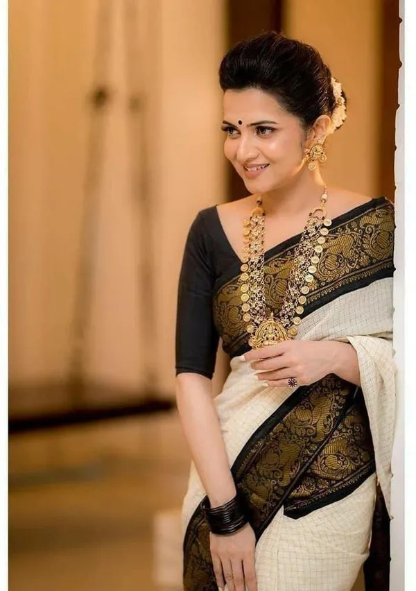 Cream_Woven_Kanjivaram_Silk_Saree_with_Saree_Cover